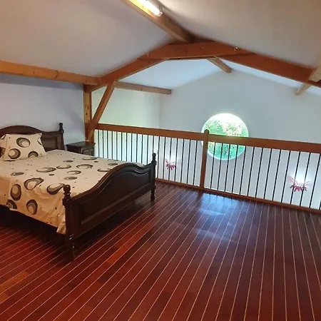 Сasa de vacaciones Maison De 3 Chambres Avec Jacuzzi Et Jardin Clos A *
